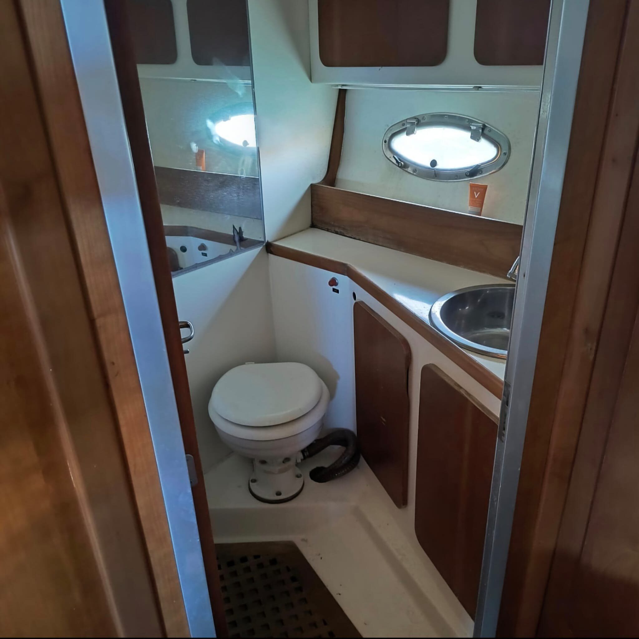 Azimut AZ 35 Fly Aldebaran - bagno con oblò