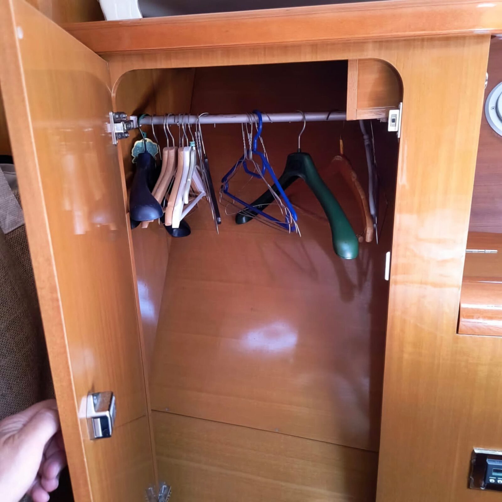 Beneteau Antares 13.80 - Armadio cabina