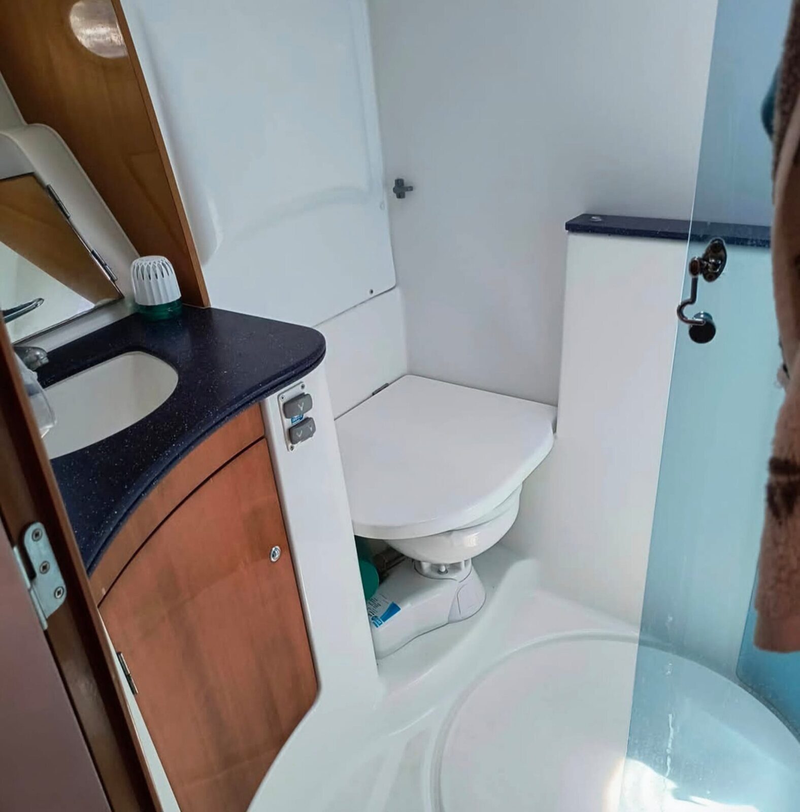 Beneteau Antares 13.80 - Bagno con doccia