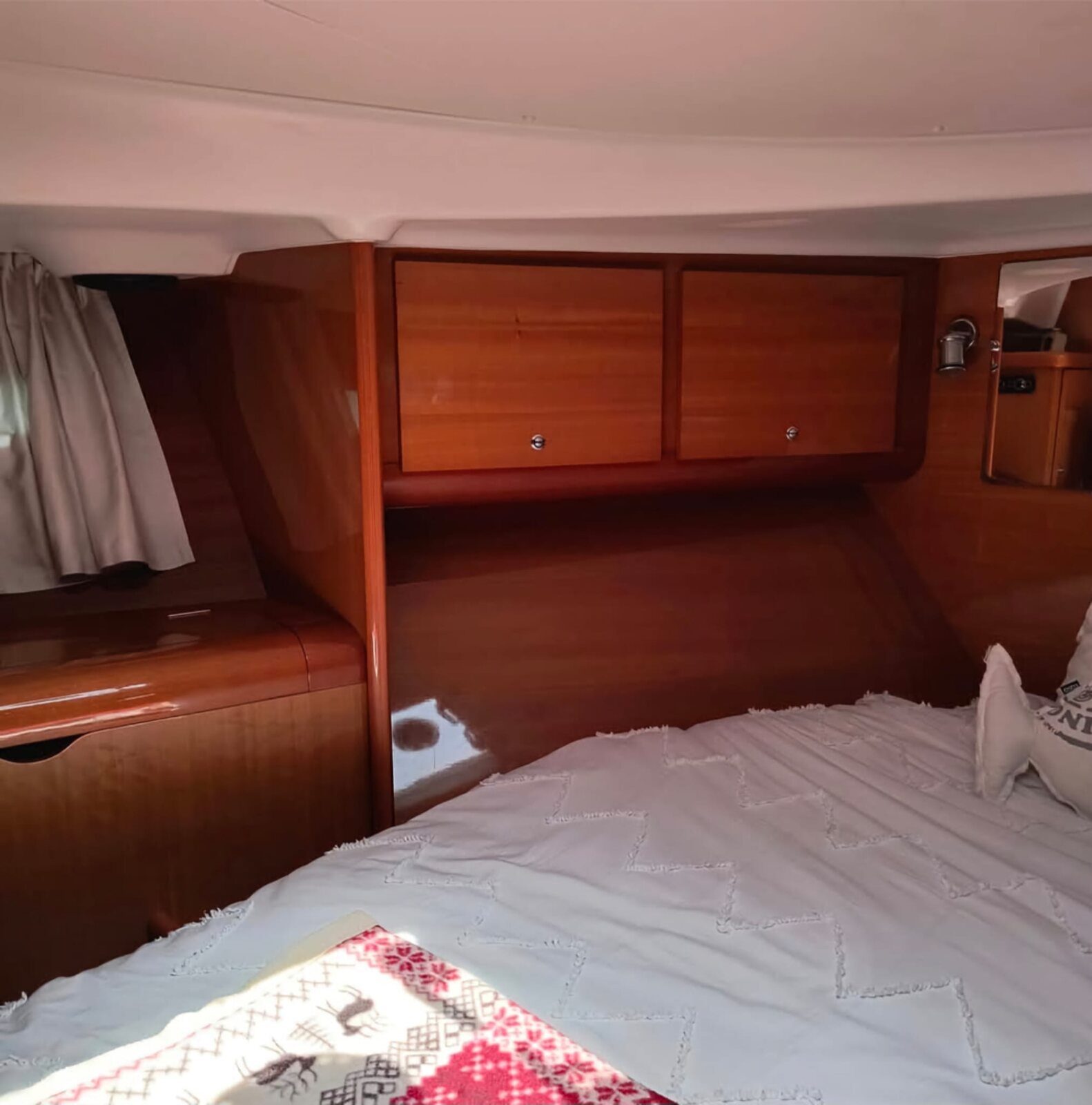 Beneteau Antares 13.80 - Cabina armatoriale vista laterale