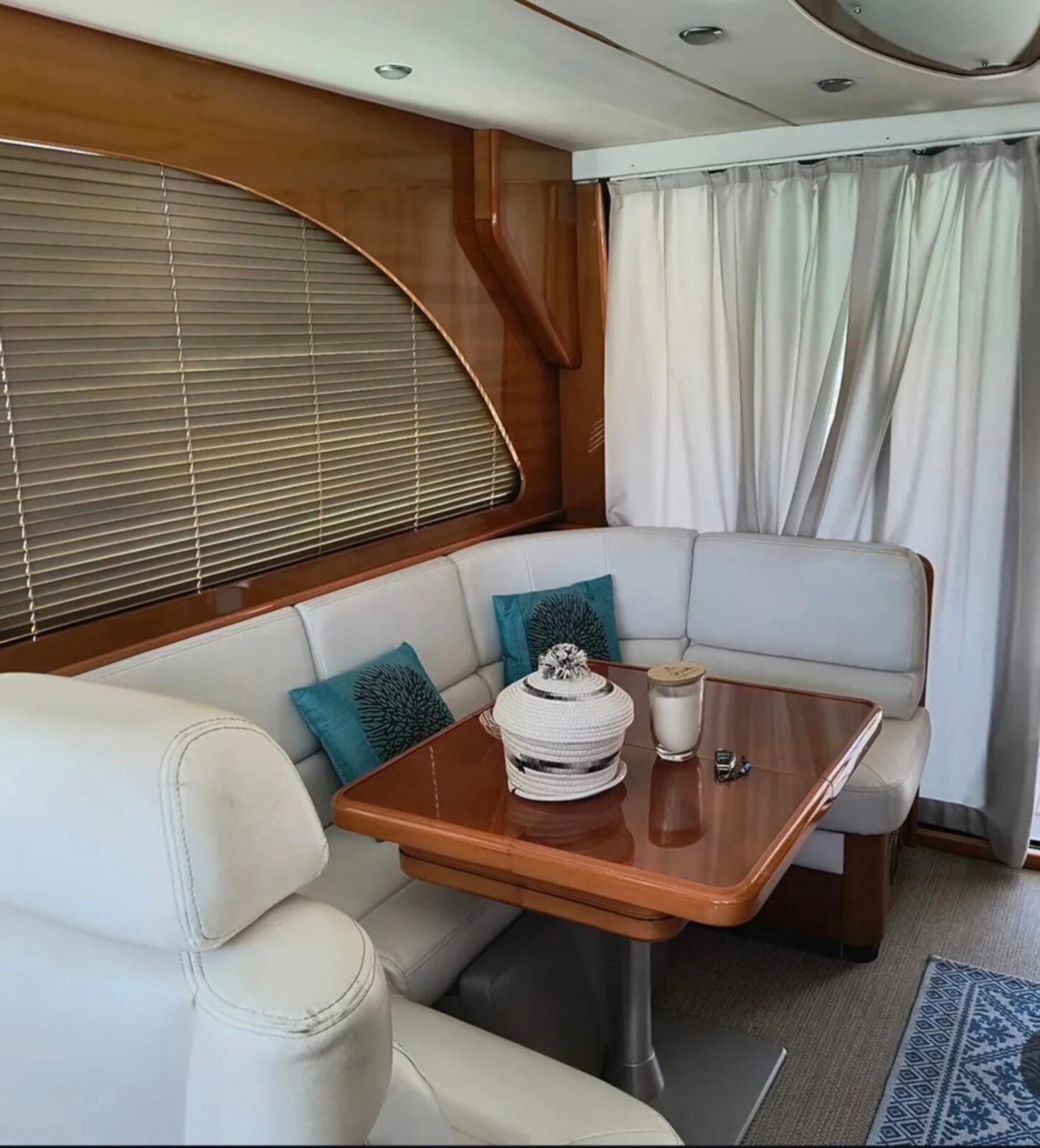 Beneteau Antares 13.80 - Dinette con tavolo