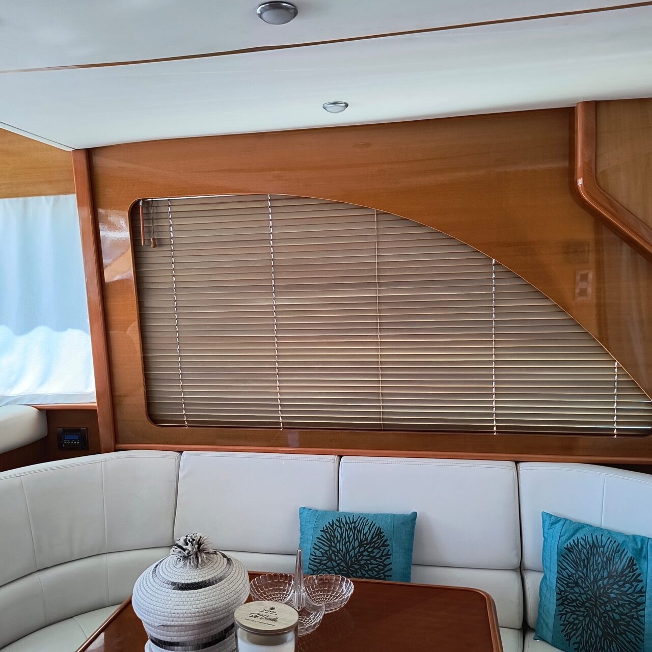 Beneteau Antares 13.80 - Dinette