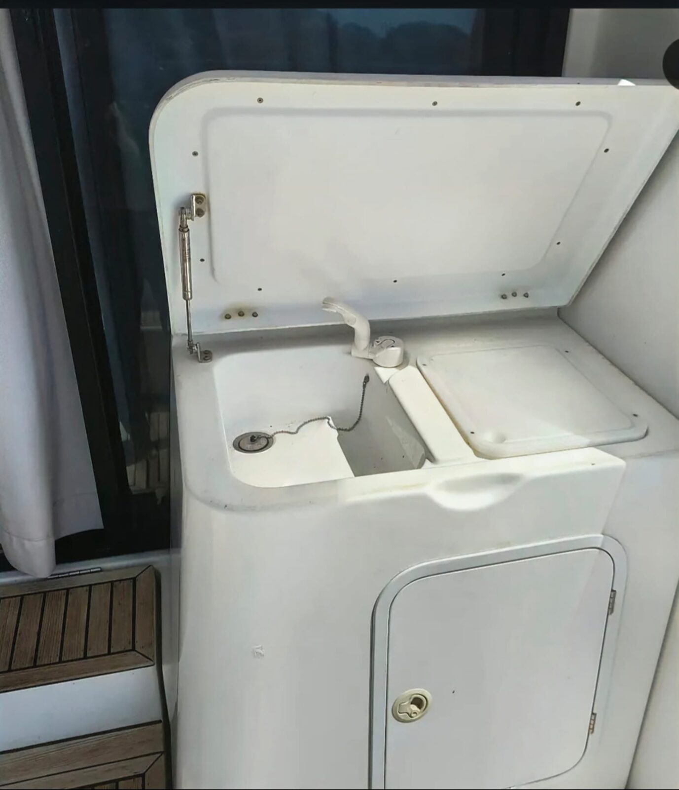 Beneteau Antares 13.80 - Lavello nel pozzetto