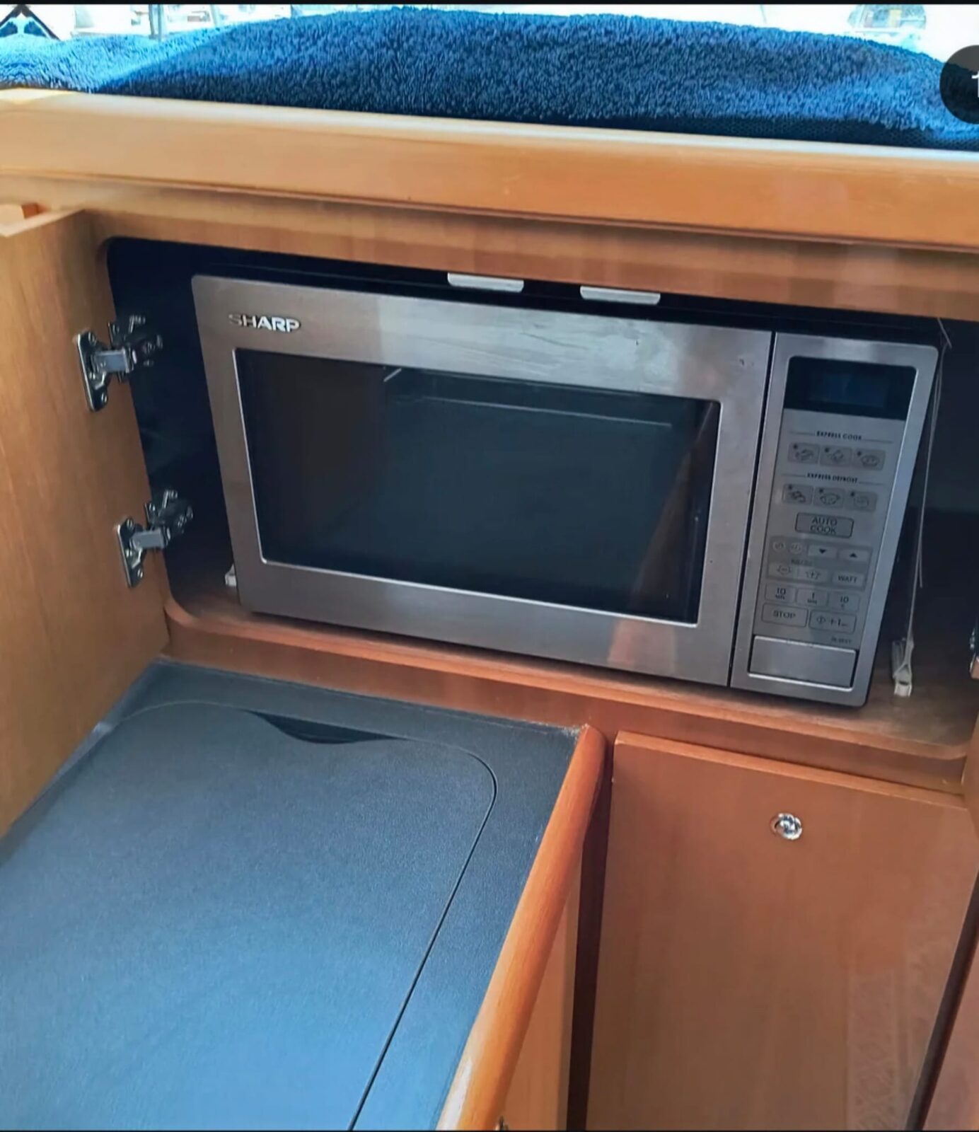 Beneteau Antares 13.80 - Forno a microonde