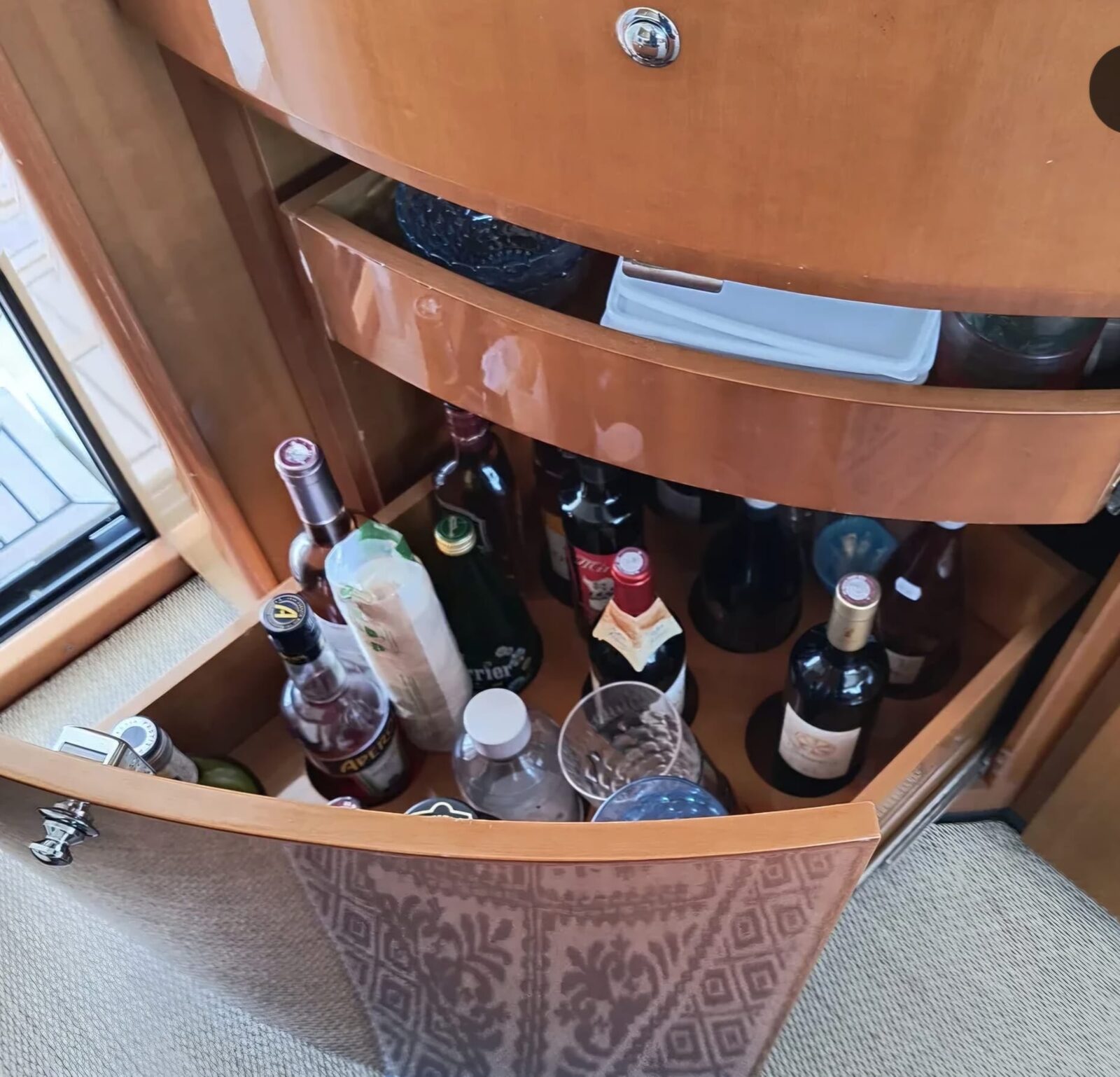 Beneteau Antares 13.80 - Mobile bar e vano bevande