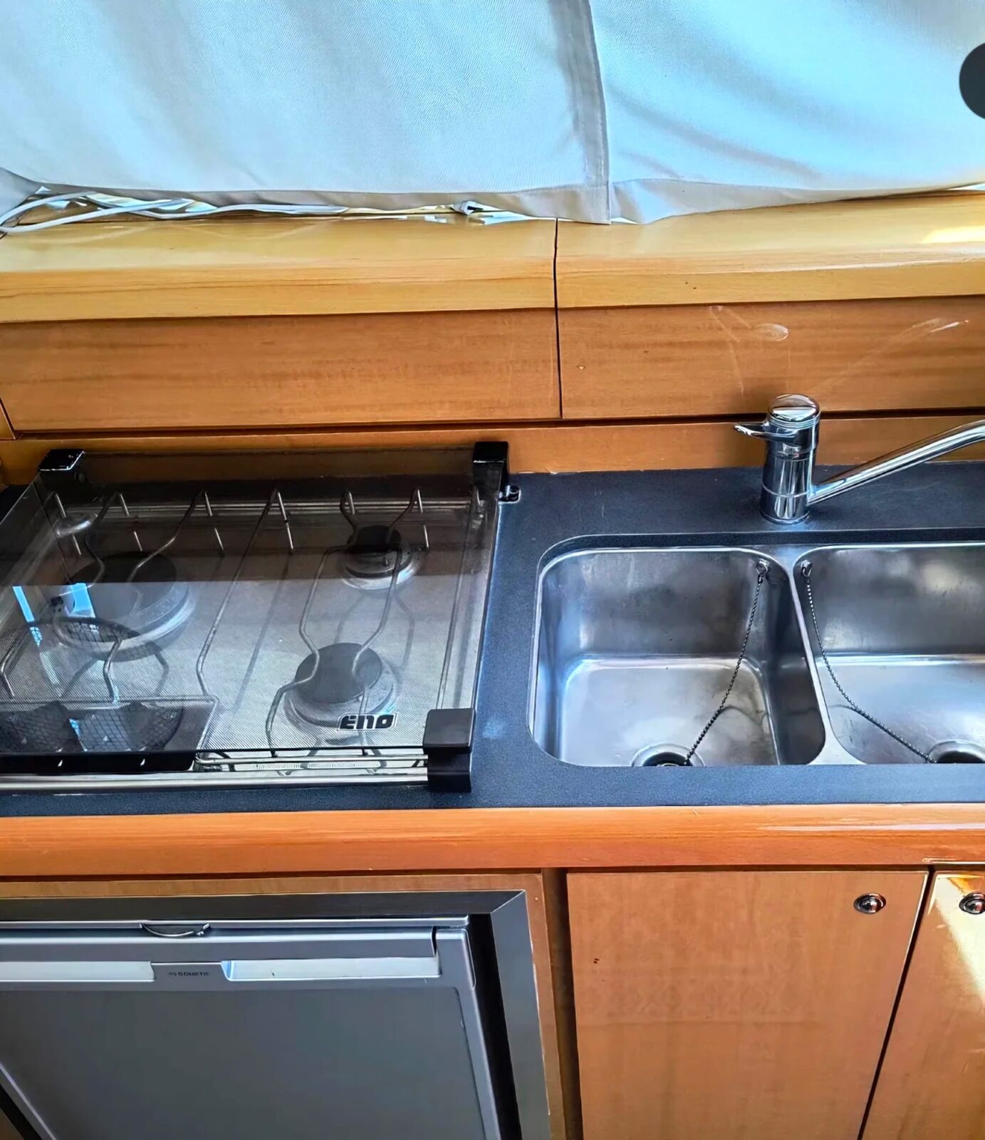 Beneteau Antares 13.80 - Piano cottura e lavello