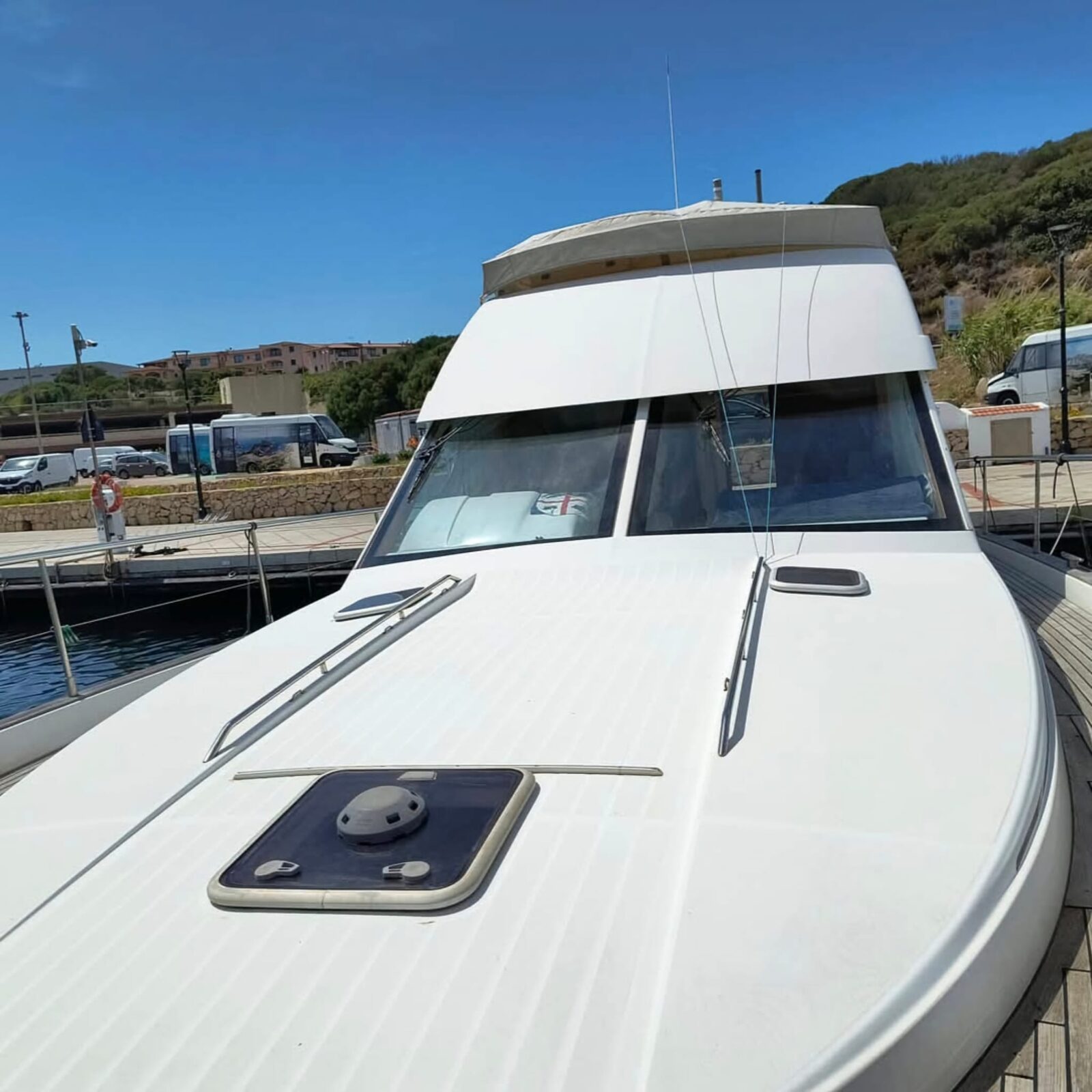 Beneteau Antares 13.80 - Prua vista frontalmente