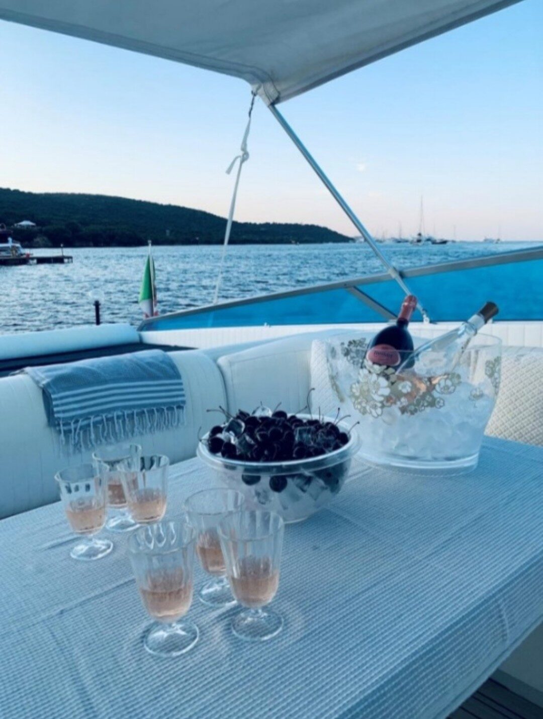 Cherokee 60 007 AA - Aperitivo a bordo