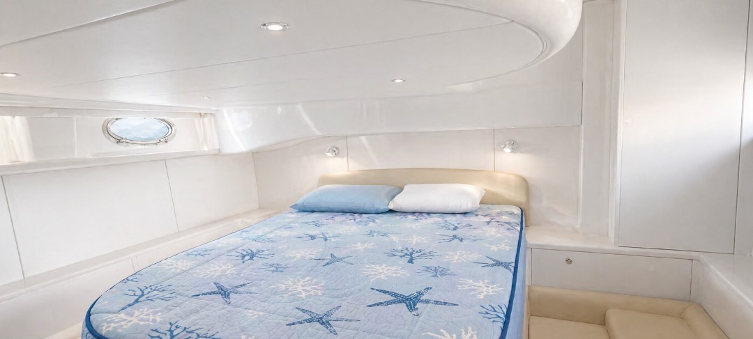 Cabina armatoriale del Gobbi 425 con letto matrimoniale