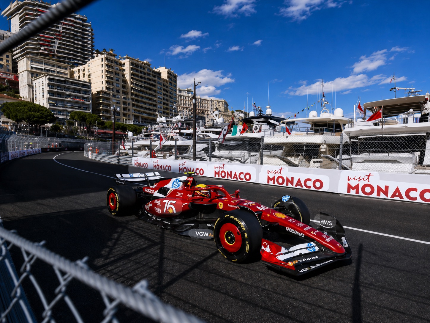 Monoposto rossa sul circuito di Monaco accanto agli yacht di Port Hercule